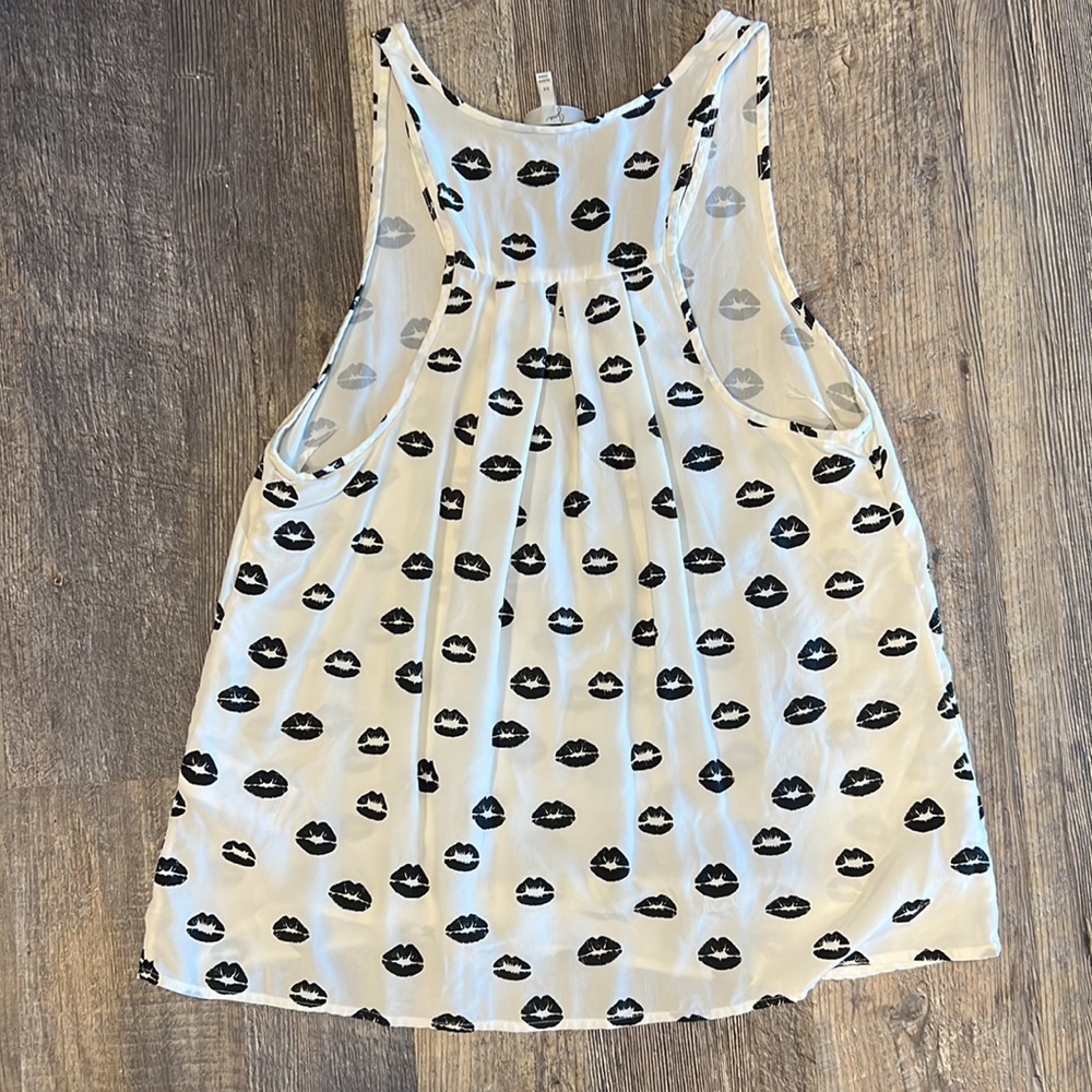 Tank Top 👄 - Picture 2 of 3